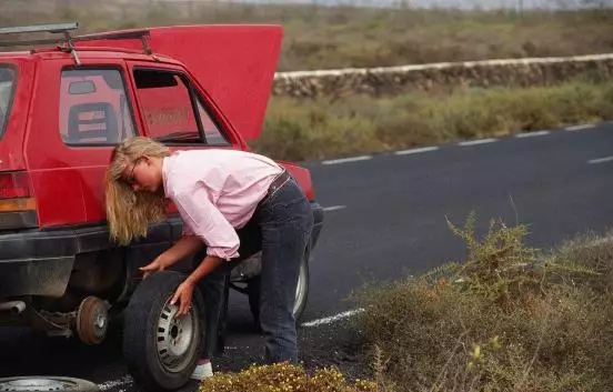 汽車爆胎怎么辦？你應(yīng)該知道的換胎知識(shí)！