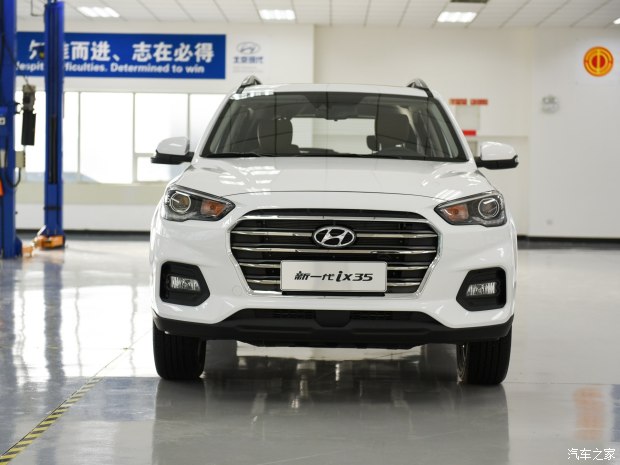 車尾部采用了分層式的設(shè)計，特別是碩大的裝飾板同樣營造出“硬派”的感覺，此外隱藏式的排氣管使尾部看起來很飽滿。