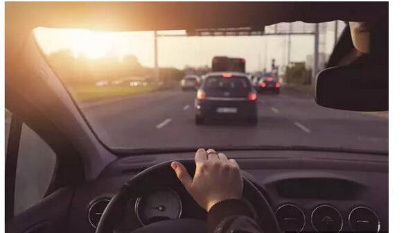 假如你開車時(shí)爆胎了，你知道該怎么打方向盤嗎？多學(xué)點(diǎn) 沒壞處！