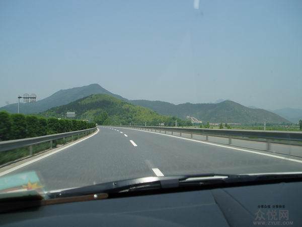 高速上前方出現(xiàn)一塊石頭，你會(huì)怎么做？