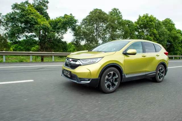 不是我追不上你，而是我們之間需要距離