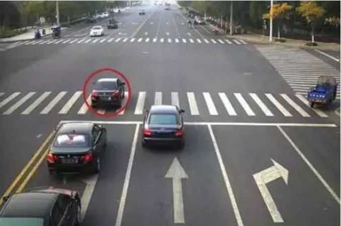 交警提醒：這五種闖紅燈不再扣分罰款，第三種還要表彰！